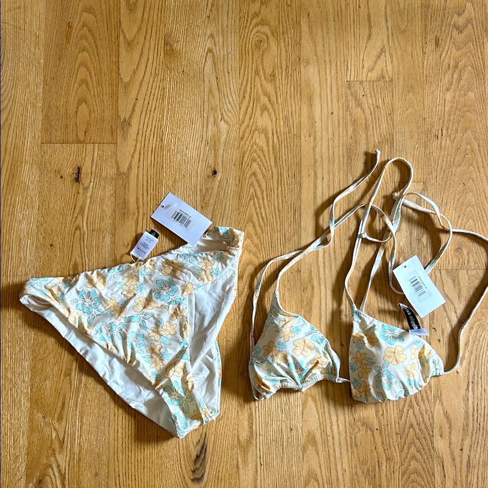 NEW/NEVER WORN WITH LINERS Dippin' Daisy's Floral Bikini in Cream and Blue